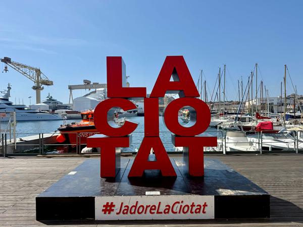 Appartement Rénové en Bord de Mer à La Ciotat - Traversant - Investissement.
