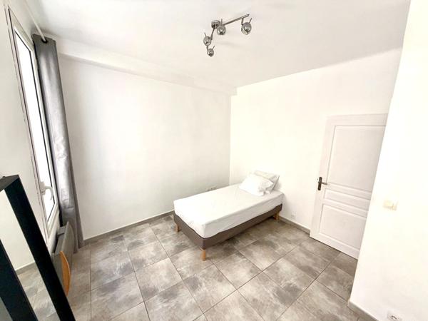 Appartement Rénové en Bord de Mer à La Ciotat - Traversant - Investissement.