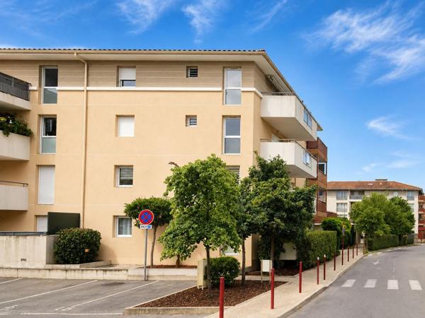 PUGET SUR ARGENS - BEAU T2 MODERNE AVEC TERRASSE, ASCENSEUR ET PARKING - CENTRE-VILLE À PIED
