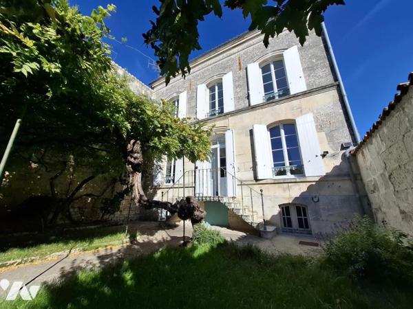 Belle maison de ville en pierre de taille à SAINTES- rive Gauche - 92 m² hab avec 3 chambres