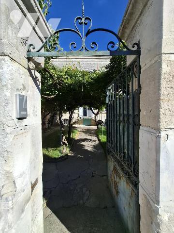 Belle maison de ville en pierre de taille à SAINTES- rive Gauche - 92 m² hab avec 3 chambres