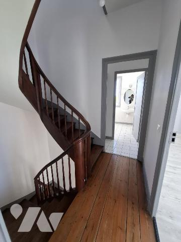 Belle maison de ville en pierre de taille à SAINTES- rive Gauche - 92 m² hab avec 3 chambres