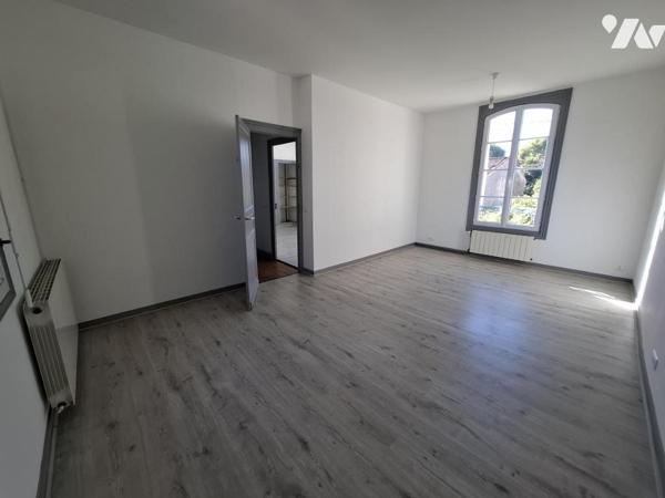Belle maison de ville en pierre de taille à SAINTES- rive Gauche - 92 m² hab avec 3 chambres