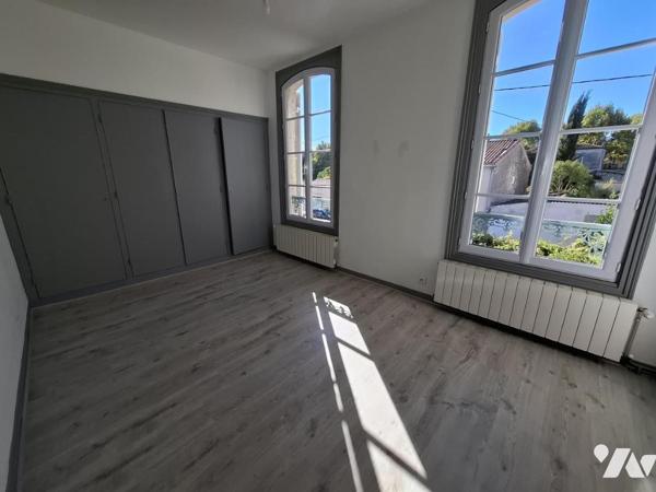 Belle maison de ville en pierre de taille à SAINTES- rive Gauche - 92 m² hab avec 3 chambres