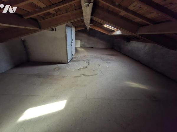 Belle maison de ville en pierre de taille à SAINTES- rive Gauche - 92 m² hab avec 3 chambres