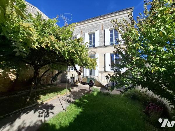 Belle maison de ville en pierre de taille à SAINTES- rive Gauche - 92 m² hab avec 3 chambres
