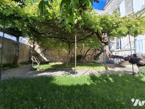 Belle maison de ville en pierre de taille à SAINTES- rive Gauche - 92 m² hab avec 3 chambres