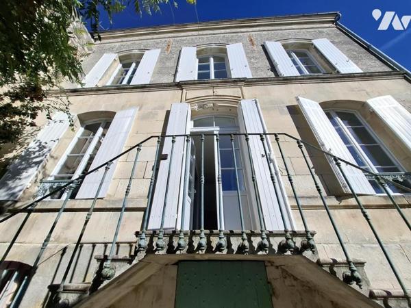Belle maison de ville en pierre de taille à SAINTES- rive Gauche - 92 m² hab avec 3 chambres