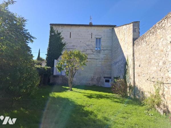 Belle maison de ville en pierre de taille à SAINTES- rive Gauche - 92 m² hab avec 3 chambres