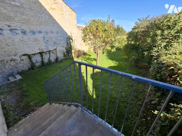 Belle maison de ville en pierre de taille à SAINTES- rive Gauche - 92 m² hab avec 3 chambres