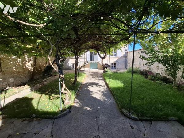 Belle maison de ville en pierre de taille à SAINTES- rive Gauche - 92 m² hab avec 3 chambres