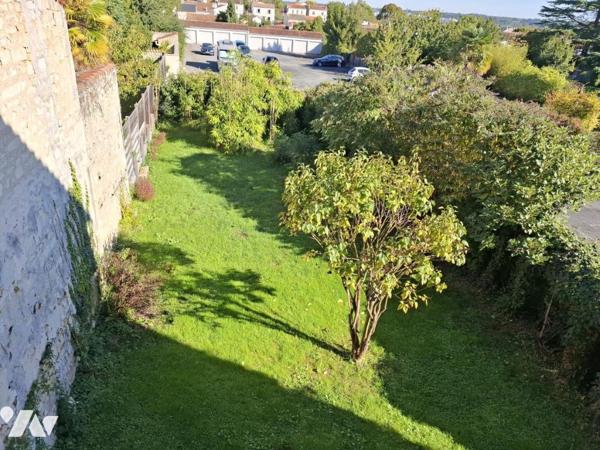 Belle maison de ville en pierre de taille à SAINTES- rive Gauche - 92 m² hab avec 3 chambres