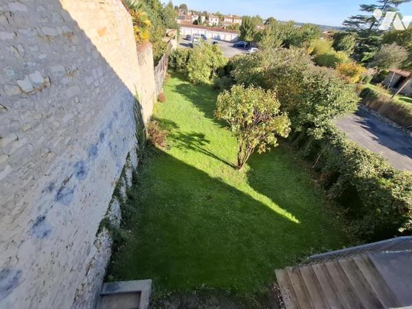 Belle maison de ville en pierre de taille à SAINTES- rive Gauche - 92 m² hab avec 3 chambres