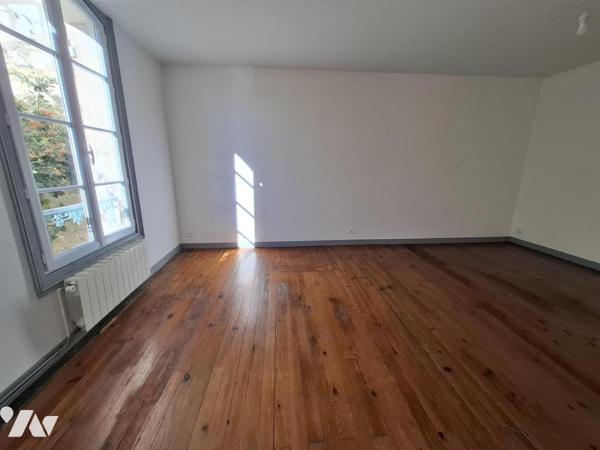 Belle maison de ville en pierre de taille à SAINTES- rive Gauche - 92 m² hab avec 3 chambres