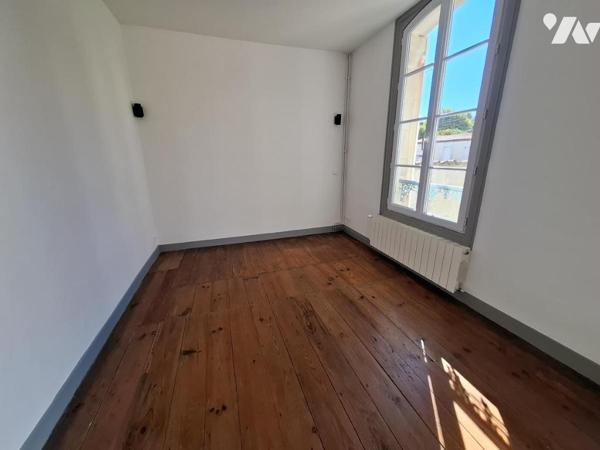 Belle maison de ville en pierre de taille à SAINTES- rive Gauche - 92 m² hab avec 3 chambres