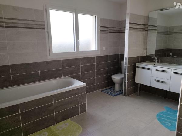 Pavillon de plain-pied de 2019 composé d'une entrée, séjour-salon, cuisine, cellier, WC, chambr...