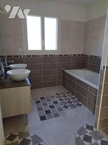 Pavillon de plain-pied de 2019 composé d'une entrée, séjour-salon, cuisine, cellier, WC, chambr...