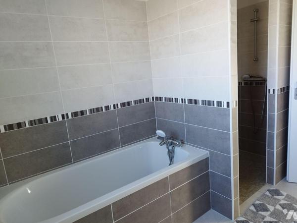 Pavillon de plain-pied de 2019 composé d'une entrée, séjour-salon, cuisine, cellier, WC, chambr...