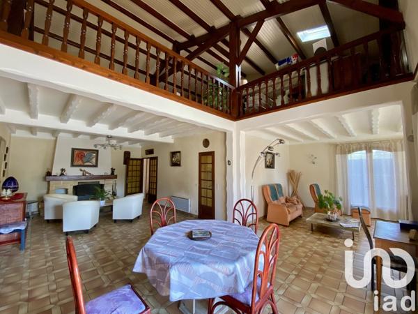 Maison 5 pièces de 246 m² à Arès (33740)