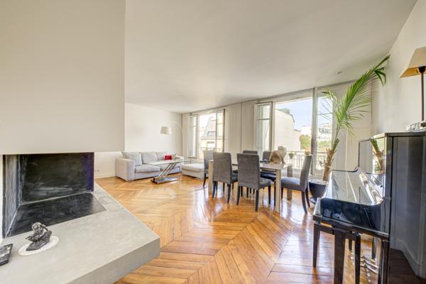 Appartement
         5 pièces
        - 91 m² Bien prestige 1 280 000 € *