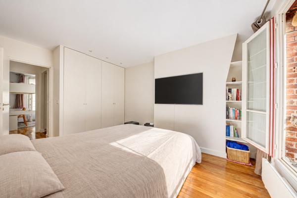 Appartement
         5 pièces
        - 91 m² Bien prestige 1 280 000 € *