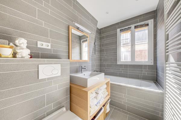 Appartement
         5 pièces
        - 91 m² Bien prestige 1 280 000 € *
