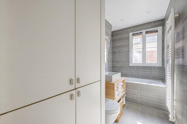 Appartement
         5 pièces
        - 91 m² Bien prestige 1 280 000 € *