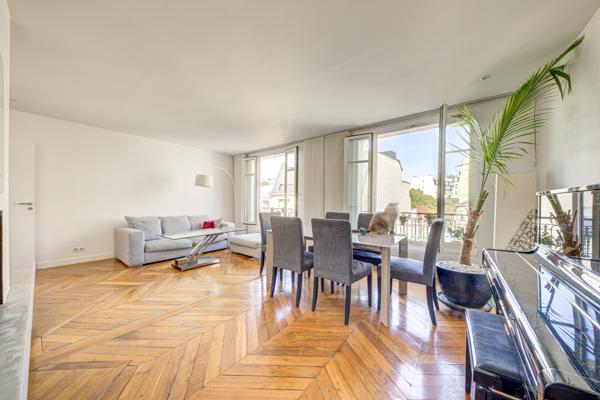 Appartement
         5 pièces
        - 91 m² Bien prestige 1 280 000 € *