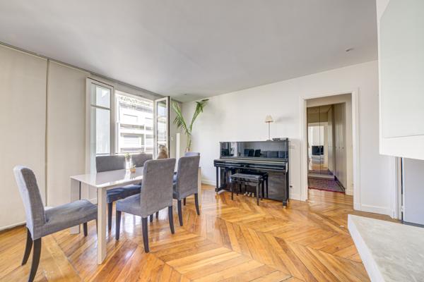 Appartement
         5 pièces
        - 91 m² Bien prestige 1 280 000 € *
