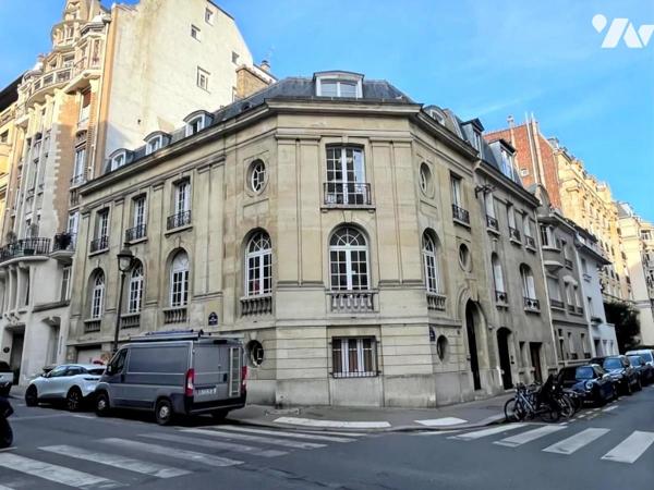 Immeuble d'angle ancien hôtel particulier de 500m²
