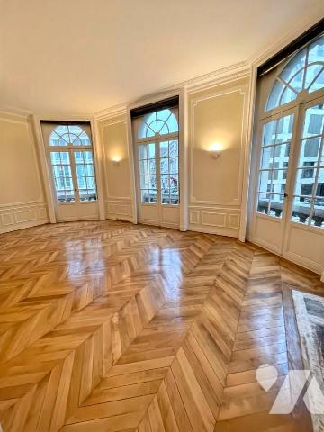 Immeuble d'angle ancien hôtel particulier de 500m²