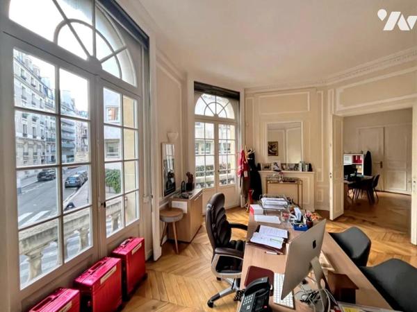 Immeuble d'angle ancien hôtel particulier de 500m²