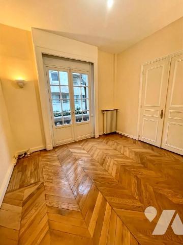 Immeuble d'angle ancien hôtel particulier de 500m²