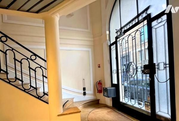 Immeuble d'angle ancien hôtel particulier de 500m²