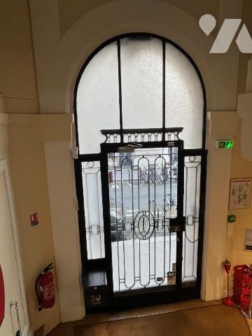 Immeuble d'angle ancien hôtel particulier de 500m²