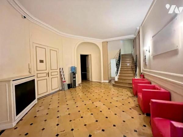 Immeuble d'angle ancien hôtel particulier de 500m²