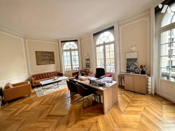Immeuble d'angle ancien hôtel particulier de 500m²