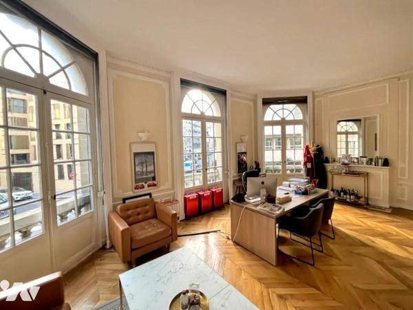 Immeuble d'angle ancien hôtel particulier de 500m²