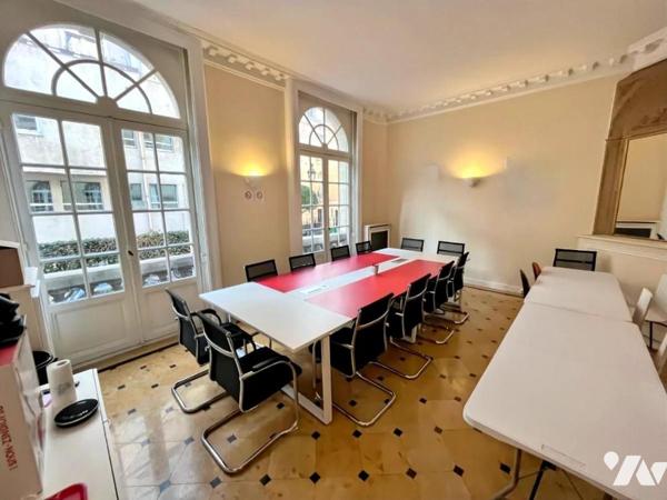 Immeuble d'angle ancien hôtel particulier de 500m²
