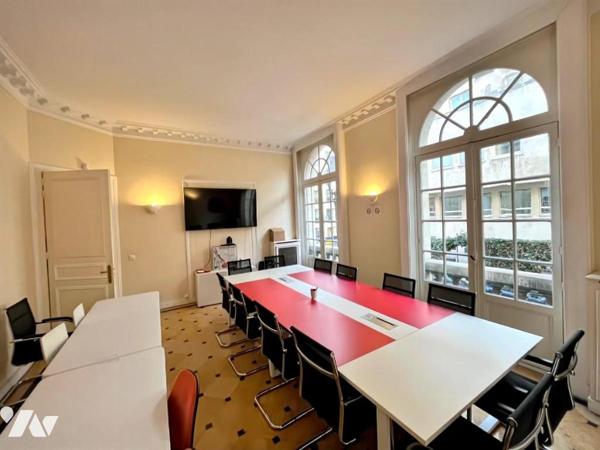 Immeuble d'angle ancien hôtel particulier de 500m²