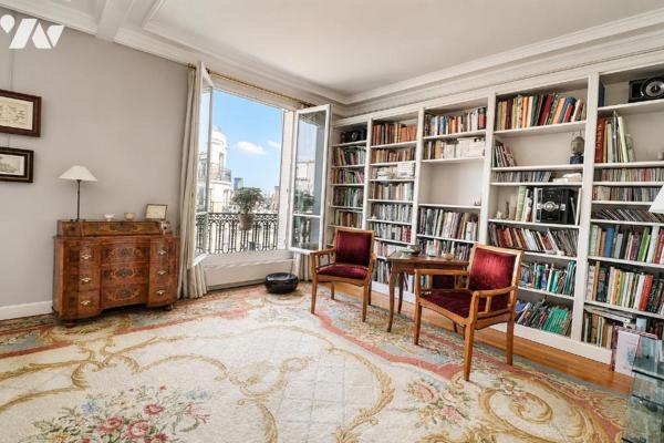 Duplex familial avec balcon aux derniers étages, vues dégagées, gardien et ascenseur.