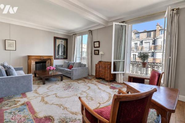 Duplex familial avec balcon aux derniers étages, vues dégagées, gardien et ascenseur.