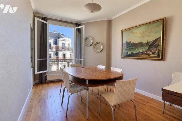 Duplex familial avec balcon aux derniers étages, vues dégagées, gardien et ascenseur.