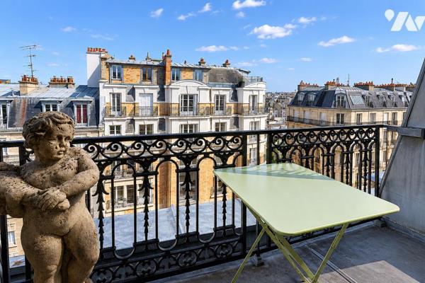 Duplex familial avec balcon aux derniers étages, vues dégagées, gardien et ascenseur.