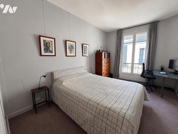Duplex familial avec balcon aux derniers étages, vues dégagées, gardien et ascenseur.