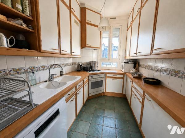 Duplex familial avec balcon aux derniers étages, vues dégagées, gardien et ascenseur.