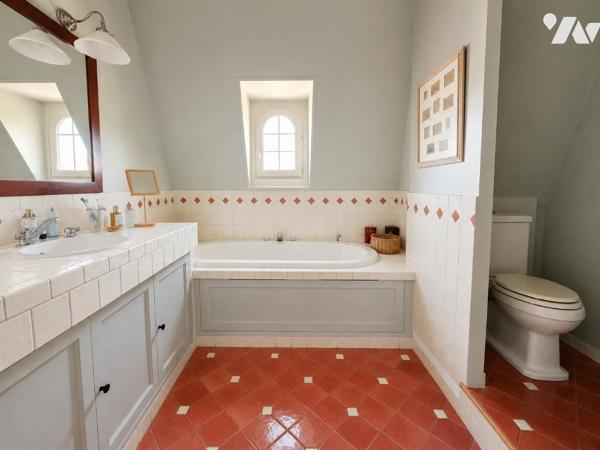 Duplex familial avec balcon aux derniers étages, vues dégagées, gardien et ascenseur.
