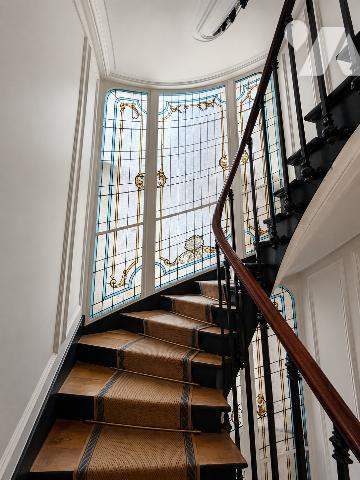 Duplex familial avec balcon aux derniers étages, vues dégagées, gardien et ascenseur.