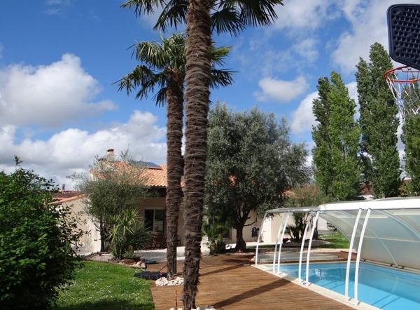 Vente
                Maison210 m² - 7 Pièces -
                    courçon (17170)