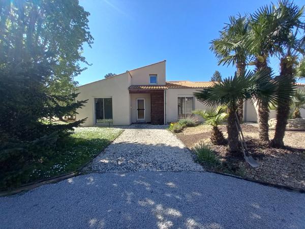 Vente
                Maison210 m² - 7 Pièces -
                    courçon (17170)